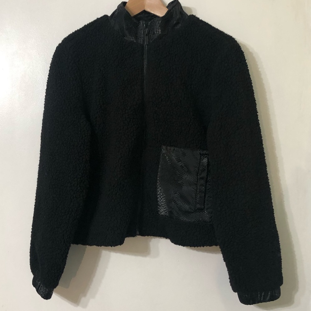 Juicy couture women’s Sherpa zip up  jacket side square pocket long sleeves.M